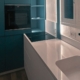 Immagine di una cucina su misura realizzata da Prato Marmi in Silestone Bianco Zeus con dettagli eleganti e funzionali.